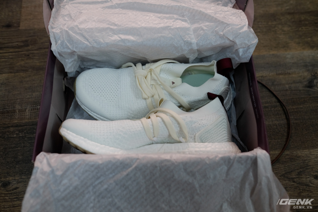 
Đôi giày adidas UltraBOOST X Parley Stella McCartney màu trắng ngà lộ diện sau lớp giấy gói
