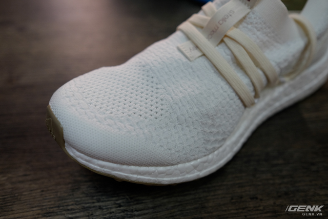  Thân giày bằng chất liệu Primeknit trứ danh từ adidas: nhẹ, đàn hồi tốt và rất thoáng khí 