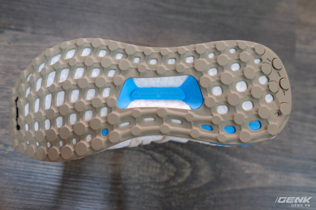 
Torsion system: công nghệ quen thuộc trong bộ đế của dòng giày UltraBOOST, khung nhựa dẻo nối phấn đế và mũi giày, giúp phần chân trước và sau hoạt động độc lập, phù hợp với các địa hình không bằng phẳng cũng như giúp người mang giữ cân bằng tốt hơn
