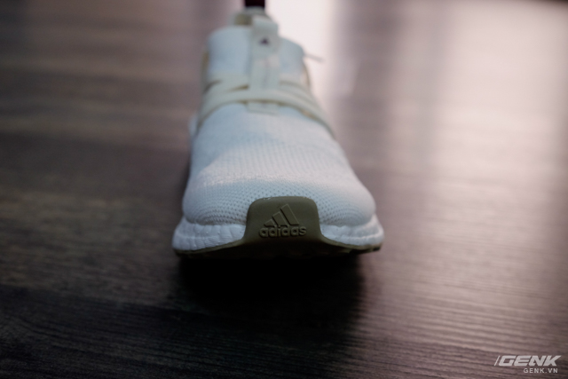 
Logo adidas ở mũi giày
