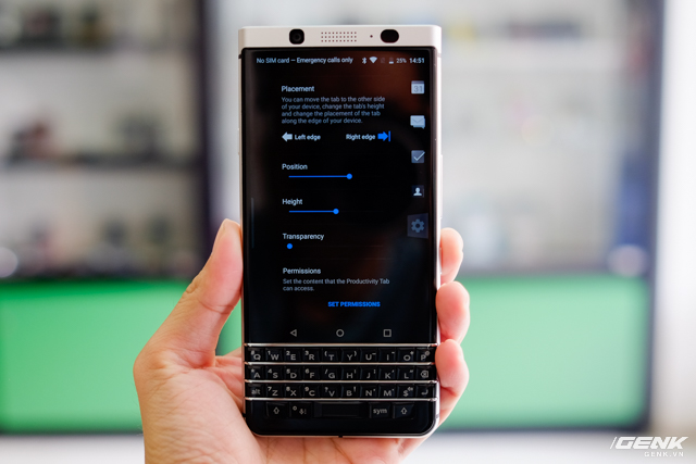  KEYone có tính năng Productivity Tab, vuốt từ cạnh phải sang trái sẽ xuất hiện cửa sổ thông báo lịch, tin nhắn, danh bạ, việc cần làm. 