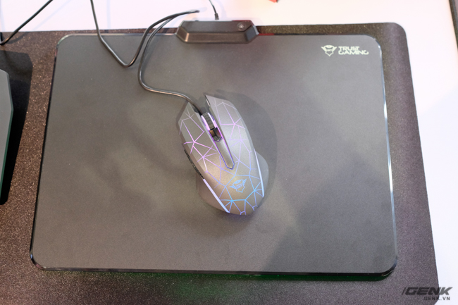  Nó có thiết kế công thái học đối xứng dành cho cả người thuận tay trái lẫn phải. Laban RGB còn có 7 nút lập trình được trên thân. 