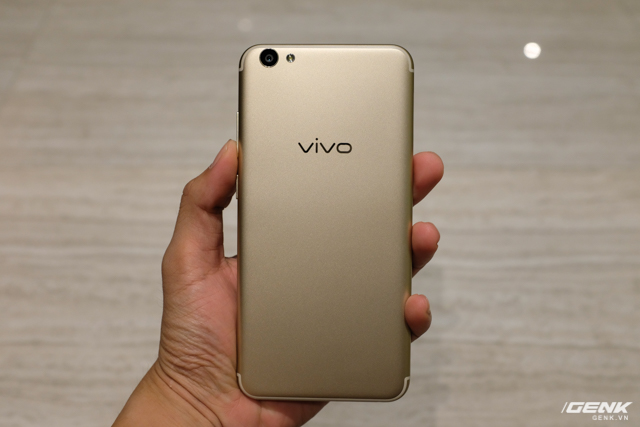  Thiết kế bên ngoài của Vivo V5s thừa hưởng nhiều đường nét từ Vivo V5 Plus với vỏ nguyên khối liền lạc, cạnh viền và nút bấm được cắt kim cương. Ăng-ten được thiết kế hình chữ U và theo Vivo thì cách thiết kế này giúp thu sóng tốt hơn so với kiểu truyền thống. 