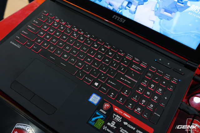  Bàn phím của laptop được gia công bởi chuyên gia về gaming gear từ Đan Mạch là SteelSeries với đèn phím nền màu đỏ sáng 4 cạnh mọi nút phím. 