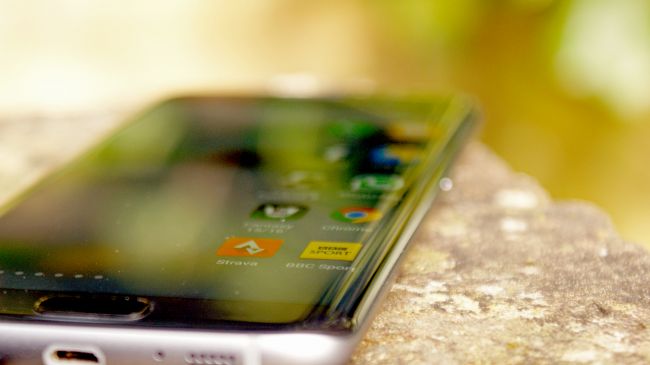  Những thiết bị với cạnh cong tròn đã trở thành đặc trưng cho smartphone Samsung. 
