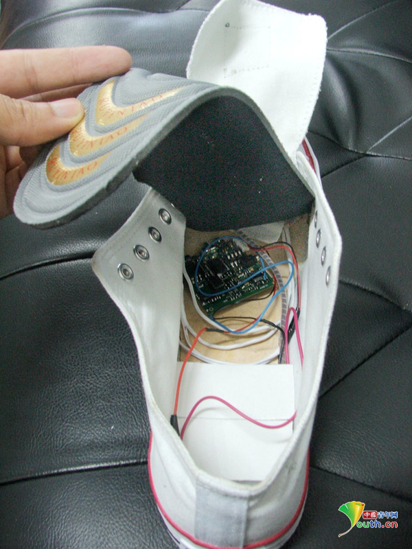  Thiết bị điện tử tinh vi giấu dưới đế giày để tuồn đề ra ngoài 