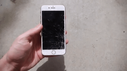  Sau cú va chạm, iPhone 7 đã vỡ màn hình, máy vẫn có tín hiệu phản hồi, tuy nhiên mọi thứ đã tối đen. 