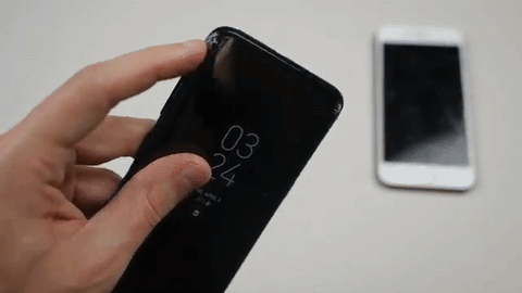  Màn hình của Galaxy S8 cũng bị nứt sau khi rơi xuống ở bài thử nghiệm này, tuy nhiên màn hình vẫn còn hoạt động và TechRax vẫn có thể vuốt cảm ứng vô tư. 