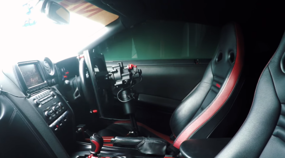  Hệ thống điều khiển không dây trên chiếc Nissan GT-R, cho phép lái xe qua tay cầm PS4 