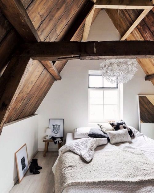  Một phòng ngủ với phần mái và kết cấu bằng gỗ, sơn tường vẫn là màu trắng chủ đạo. 