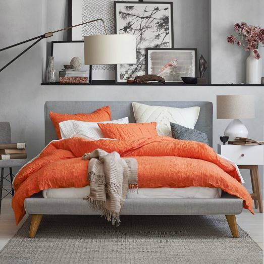 Khi bạn có một phông nền trung tính hoặc một tone màu lạnh nào đó, hãy mạnh dạn sử dụng những chi tiết nội thất như gối, đệm hoặc tủ kéo màu cam để giúp không gian phòng ngủ có sự cân bằng và ấp áp. 
