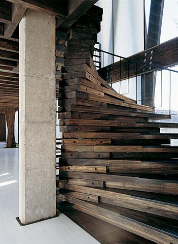  Được ghép từ hàng chục tấm gỗ thịt, chiếc thang này sẽ là điểm nhấn thú vị trong một không gian đại sảnh được thiết kế với ngôn ngữ hiện đại. 