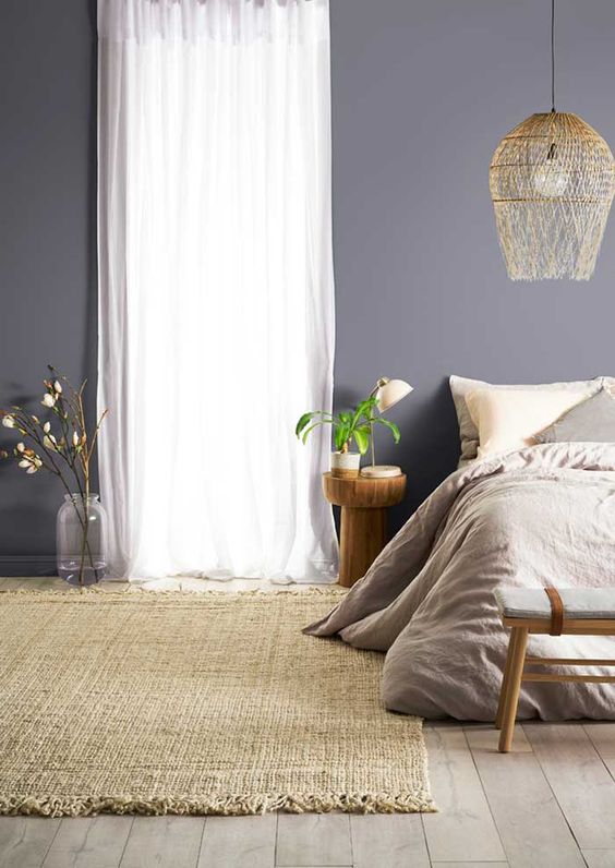  Một chút sắc trắng được hòa trộn, cùng màu của sàn và lớp chăn mền làm tăng độ liên kết về gam màu giữa các diện tường với những đồ nội thất. Đồng thời tạo cảm giác nhẹ nhàng cho không gian phòng ngủ. 