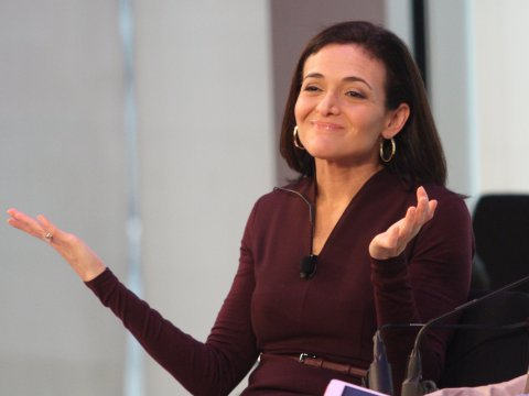  Bạn có thể hẹn hò với bất cứ ai bạn muốn, nhưng nên kết hôn với mọt sách (nerds) và trai tốt (good guys) - Sheryl Sandberg. 