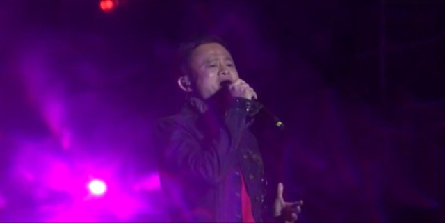  Khi chuyển sang biểu diễn những ca khúc buồn, Jack Ma liền bỏ kính ra cho hợp tâm trạng 