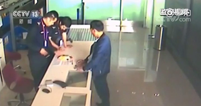  Hành khách Trung Quốc tỉnh bơ mang áo phao cứu sinh xuống máy bay để lần sau dùng tiếp 