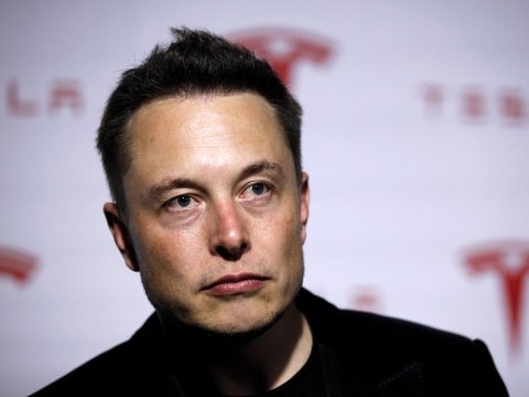 Elon Musk ghét bị so với Steve Jobs tới mức thà chết chứ không chịu mặc áo cổ lọ giống cựu CEO này - Ảnh 1.
