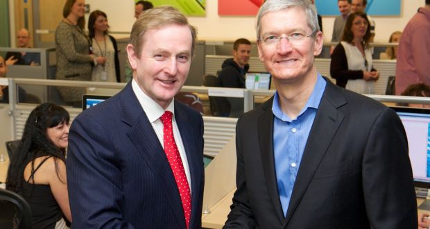  CEO Tim Cook có cuộc gặp với cựu thủ tướng Ireland Enda Kenny năm 2014 trước khi Ủy ban châu Âu đưa ra phán quyết 