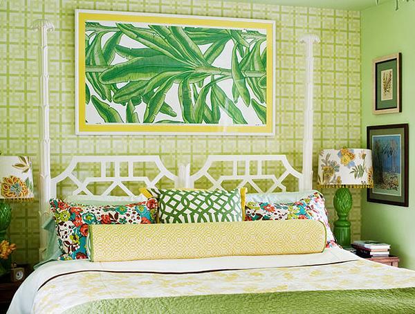 
Màu vàng nhẹ nhàng được điểm xuyết trên những họa tiết chăn, gối ôm và được hòa trộn vào màu xanh lá cây ở diện tường phía sau đầu giường.

 
