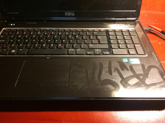  Hơi ẩm ngưng đọng trên bề mặt chiếc laptop. 