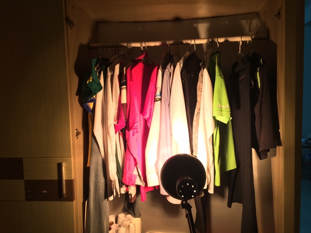  Phơi quần áo trong ngăn tủ để tận dụng tối đa bức xạ nhiệt 