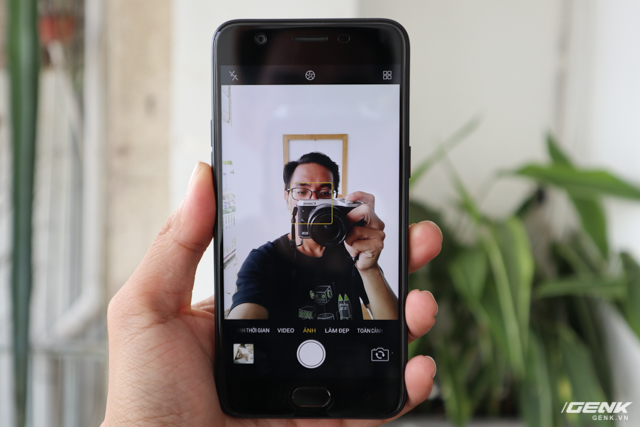  Nhắc đến dòng điện thoại của OPPO thì không thể bỏ qua đặc trưng selfie camera của họ. Chiếc điện thoại này cũng không ngoại lệ khi có camera trước 16 MP cùng khẩu độ f/2.0. Hơn nữa máy cũng có đầy đủ các tính năng chụp làm đẹp để người dùng có thể tự tin selfie và đăng nhanh lên mạng xã hội mà không cần thông qua các ứng dụng chỉnh sửa ảnh nữa. 