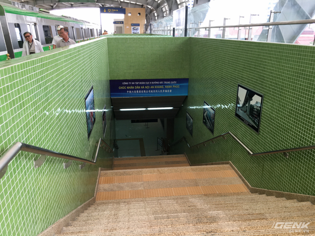  Đi hết cầu thang là khu vực chờ tàu của tuyến Cát Linh - Hà Đông 