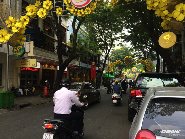  Đồng thời, lượng xe lưu thông trên tuyến đường này cực kỳ nhiều, có đoạn kẹt xe phải chờ di chuyển.​ 