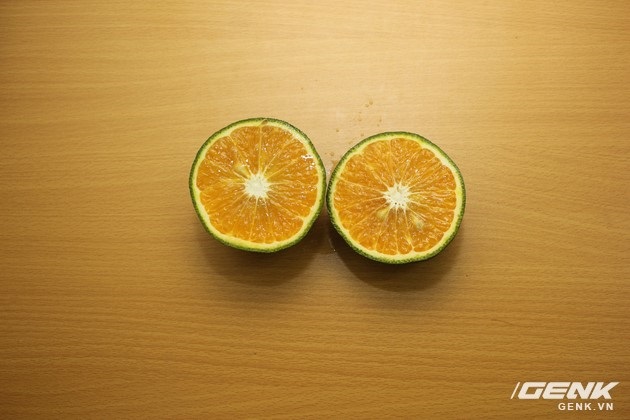  Hai nửa quả cam khi đã cắt đôi 