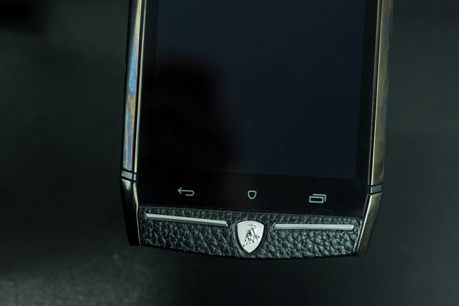  Logo quen thuộc của Lamborghini, có thể thấy phần phím điều hướng cảm ứng cũng được đặt bên ngoài, tránh chiếm dụng phần hiển thị của màn hình. 