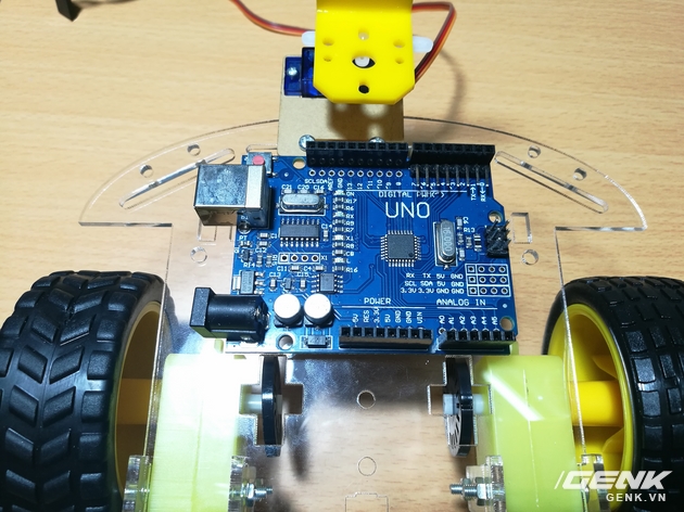  Dán Broad Arduino lên khung robot 