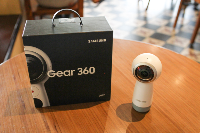  Gear 360 2017 cho phép ghi hình với độ phân giải 4K, 2 camera trước sau có độ phân giải 8,4 MP, khẩu độ F/2.2. 