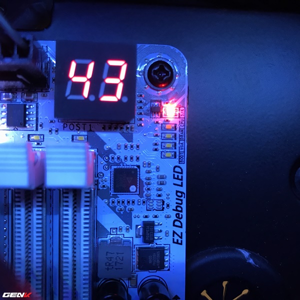 Màn hình LED cùng 4 bóng LED EZ Debug giúp người dùng dễ dàng phát hiện lỗi khi boot.