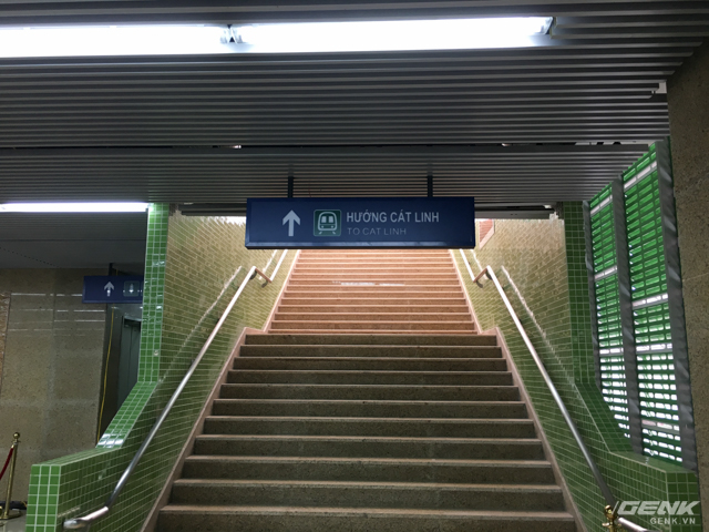  Bên dưới cầu thang lên tàu Yên Nghĩa - Cát Linh là nhà vệ sinh công cộng, tuy nhiên vẫn chưa được sử dụng. Hãy chắc chắn rằng bạn đã đi vệ sinh ở nhà trước khi tới tham quan 