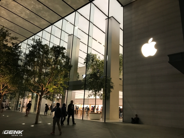  Apple Store đầu tiên và cũng là duy nhất ở Singapore nằm trên đường Orchard 