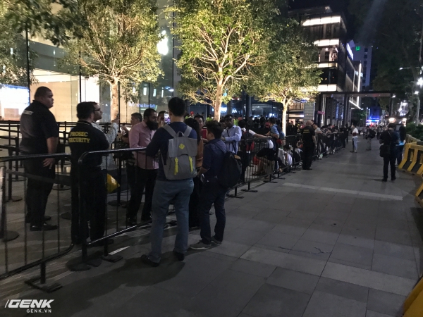 Không khí tại Apple Store Orchard Road​ (Singapore) vào lúc 11h đêm ngày 21/9, vài tiếng trước giờ mở bán iPhone 8. Lượng người xếp hàng tuy đông nhưng vẫn không bằng mọi năm. 