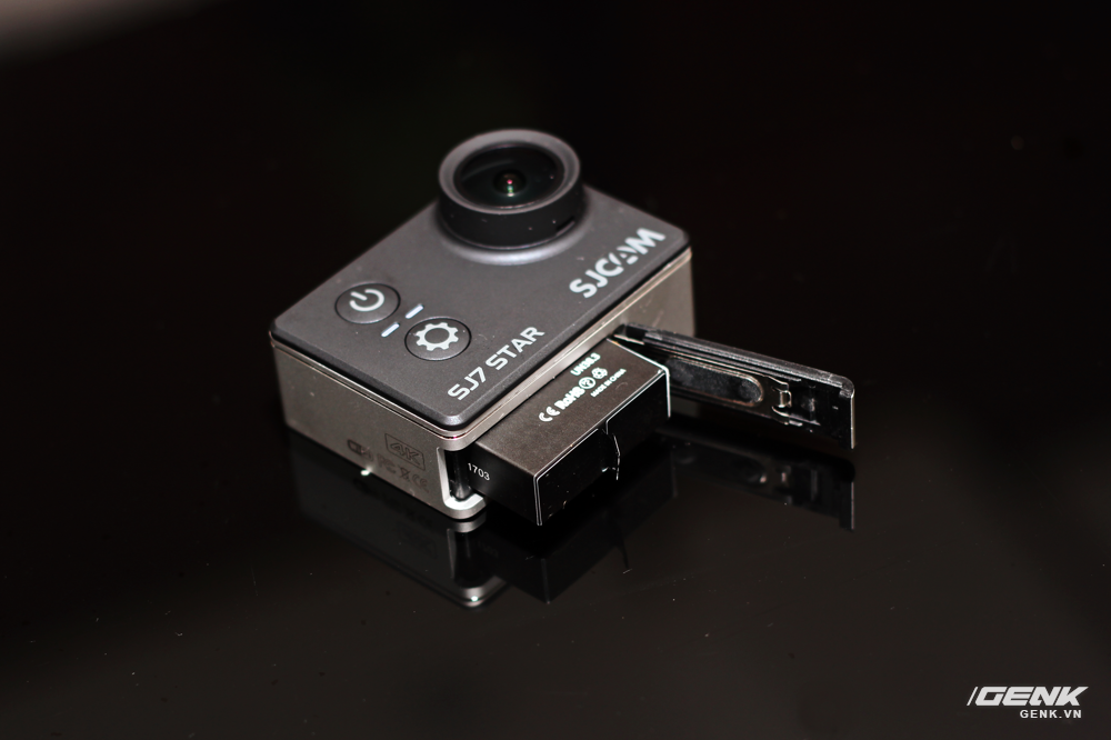  Pin của SJ7 được lắp ở dưới đ&aacute;y, c&oacute; thể th&aacute;o lắp dễ d&agrave;ng để thay thế hay lắp pin dự ph&ograve;ng. Pin c&oacute; dung lượng 1000 mAh (nhỉnh hơn thế hệ trước 900 mAh) cho thời lượng sử dụng li&ecirc;n tục từ 90-120 ph&uacute;t t&ugrave;y nhu cầu. 