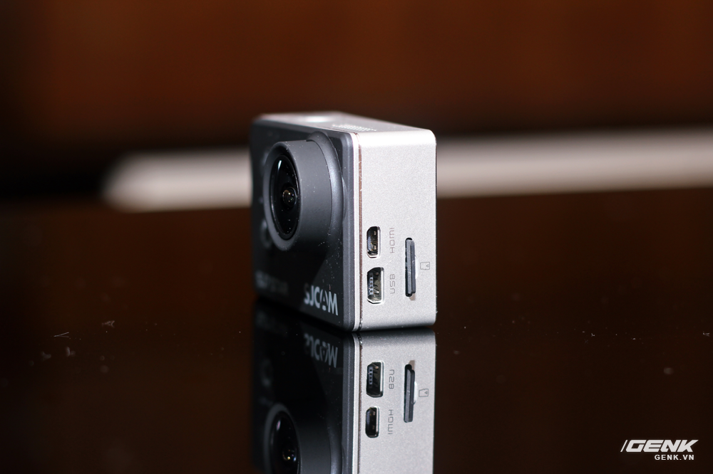  Khe cắm thẻ nhớ/ cổng sạc/cổng micro HDMI b&ecirc;n th&acirc;n m&aacute;y 