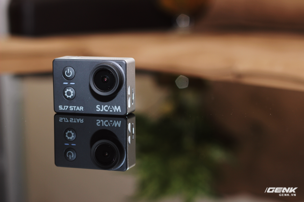  Điểm kh&aacute;c biệt lớn nhất của SJ7 Star so với c&aacute;c thế hệ đi trước ch&iacute;nh l&agrave; lớp vỏ b&ecirc;n ngo&agrave;i được thiết kế bằng hợp kim nh&ocirc;m nguy&ecirc;n khối thay cho nhựa cứng, mang lại cảm gi&aacute;c cứng c&aacute;p, chắn chắn hơn. Chiếc action cam n&agrave;y cũng v&ocirc; c&ugrave;ng nhỏ gọn với số đo 3 v&ograve;ng l&agrave; 58 x 41 x 20.5mm v&agrave; chỉ nặng 74(g) 