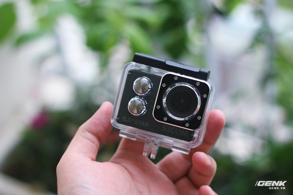  Lớp vỏ bảo vệ quen thuộc c&oacute; t&aacute;c dụng chống va đập, chống thấm nước ở độ s&acirc;u tới 30m - gi&uacute;p cho người d&ugrave;ng thoải m&aacute;i sử dụng action cam khi đi mưa, đi bơi, lặn biển,... 