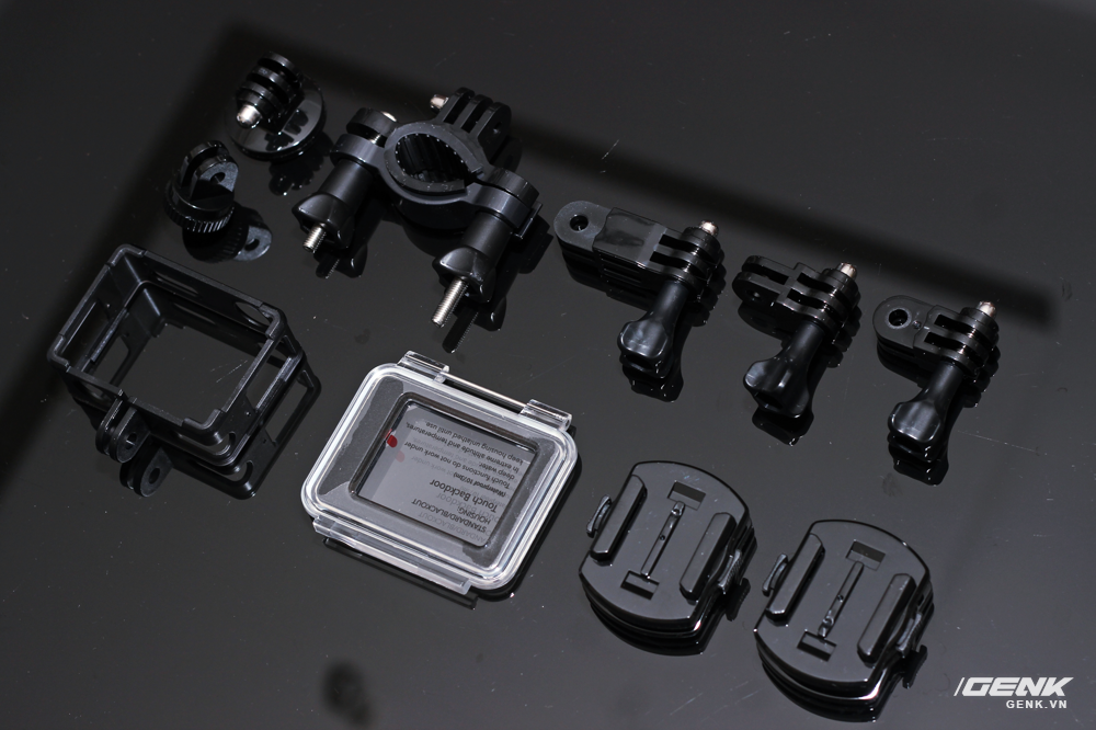  Phụ kiện đi k&egrave;m chiếc camera thể thao n&agrave;y cũng rất phong ph&uacute;, gi&uacute;p người d&ugrave;ng c&oacute; thể gắn l&ecirc;n mũ bảo hiểm, tay l&aacute;i xe đạp, xe m&aacute;y,... t&ugrave;y theo c&aacute;ch s&aacute;ng tạo g&oacute;c chụp của người d&ugrave;ng 