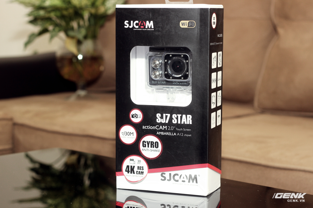  SJCAM SJ7 Star được đ&oacute;ng hộp kh&aacute; đơn giản, mặt trước l&agrave; những t&iacute;nh năng hấp dẫn của chiếc action cam n&agrave;y: quay video 2K, c&ocirc;ng nghệ chống rung Gyro v&agrave; chống nước tối đa 30m. 