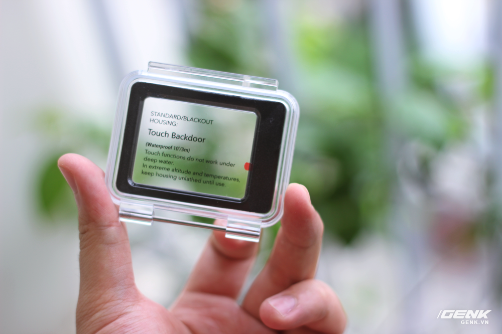  Bạn c&oacute; thể sử dụng m&agrave;n h&igrave;nh cảm ứng cả dưới nước, b&ecirc;n trong lớp vỏ bọc 