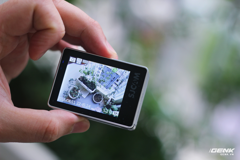  M&agrave;n h&igrave;nh cảm ứng hiển thị những th&ocirc;ng tin cơ bản: chế độ & th&ocirc;ng số quay chụp, dung lượng pin, thẻ nhớ,... 