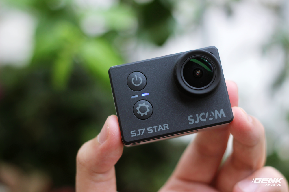  Mặt trước m&aacute;y bao gồm cụm camera g&oacute;c rộng 166 độ, ph&iacute;m nguồn, ph&iacute;m c&agrave;i đặt c&ugrave;ng 2 đ&egrave;n LED b&aacute;o hiệu trạng th&aacute;i hoạt động 