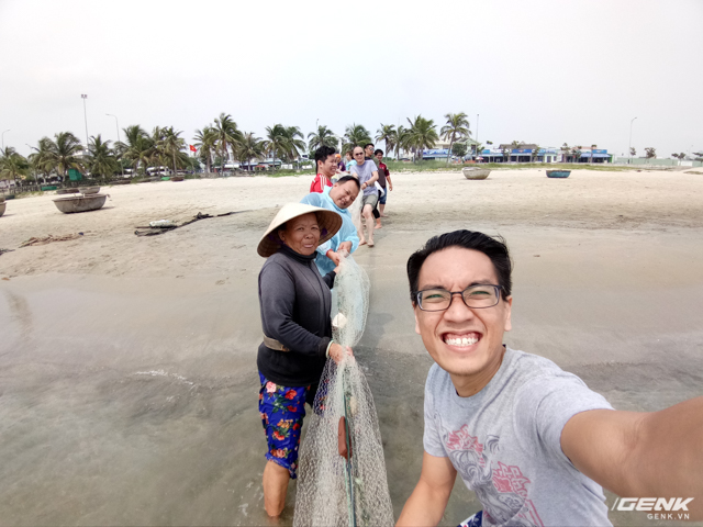  Không cần gậy selfie vẫn có thể lấy được góc rộng một cách dễ dàng. 