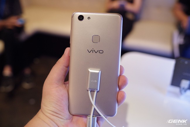 Vivo V7 chính thức trình làng tại thị trường Việt Nam: màn hình tràn FullView, camera selfie 24 MP, có cả nhận diện khuôn mặt, giá 6,99 triệu đồng - Ảnh 2.