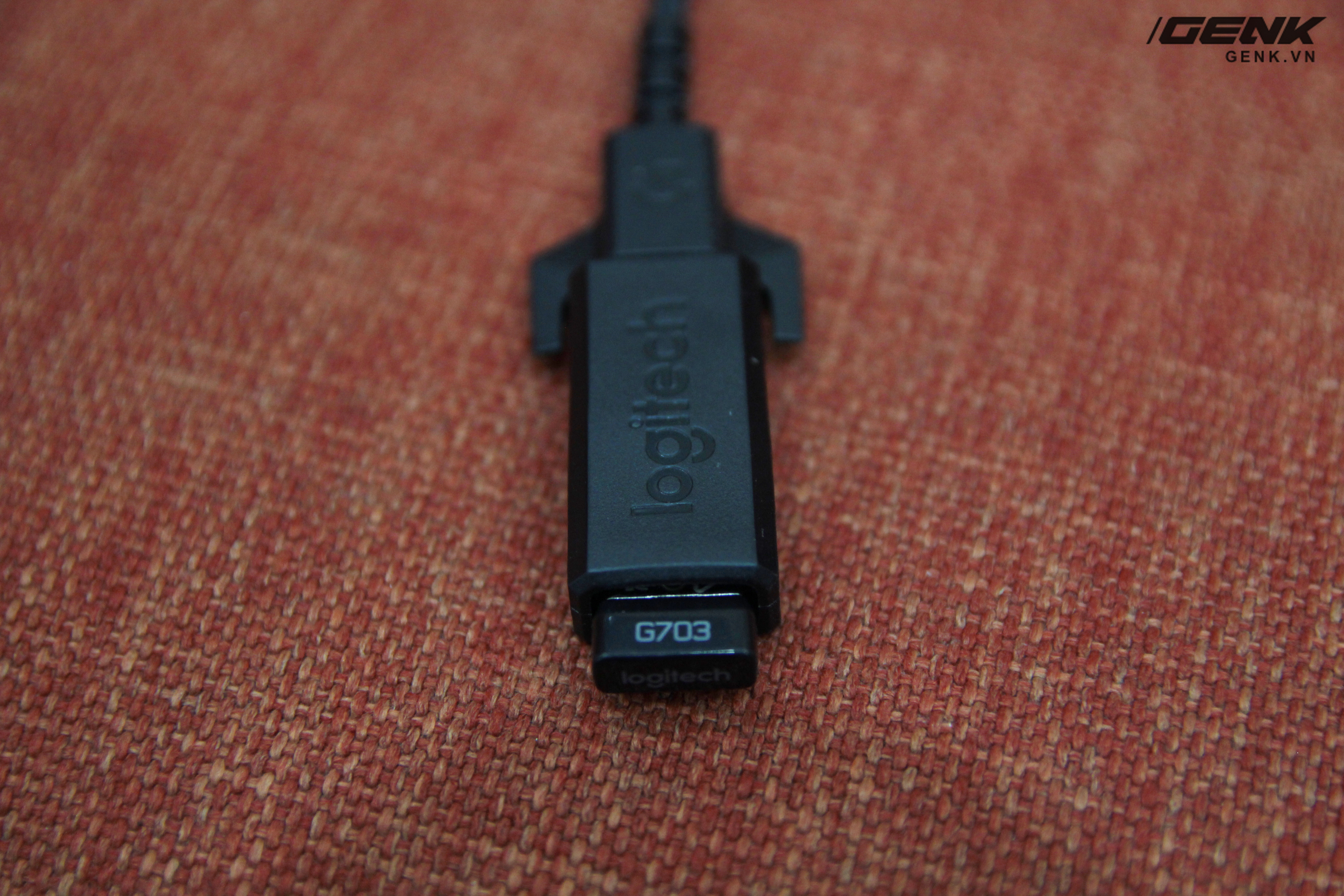  Khi gắn v&agrave;o với nhau th&igrave; ch&uacute;ng trở th&agrave;nh d&acirc;y nối d&agrave;i để thu ngắn khoảng c&aacute;ch giữa chuột v&agrave; thiết bị 