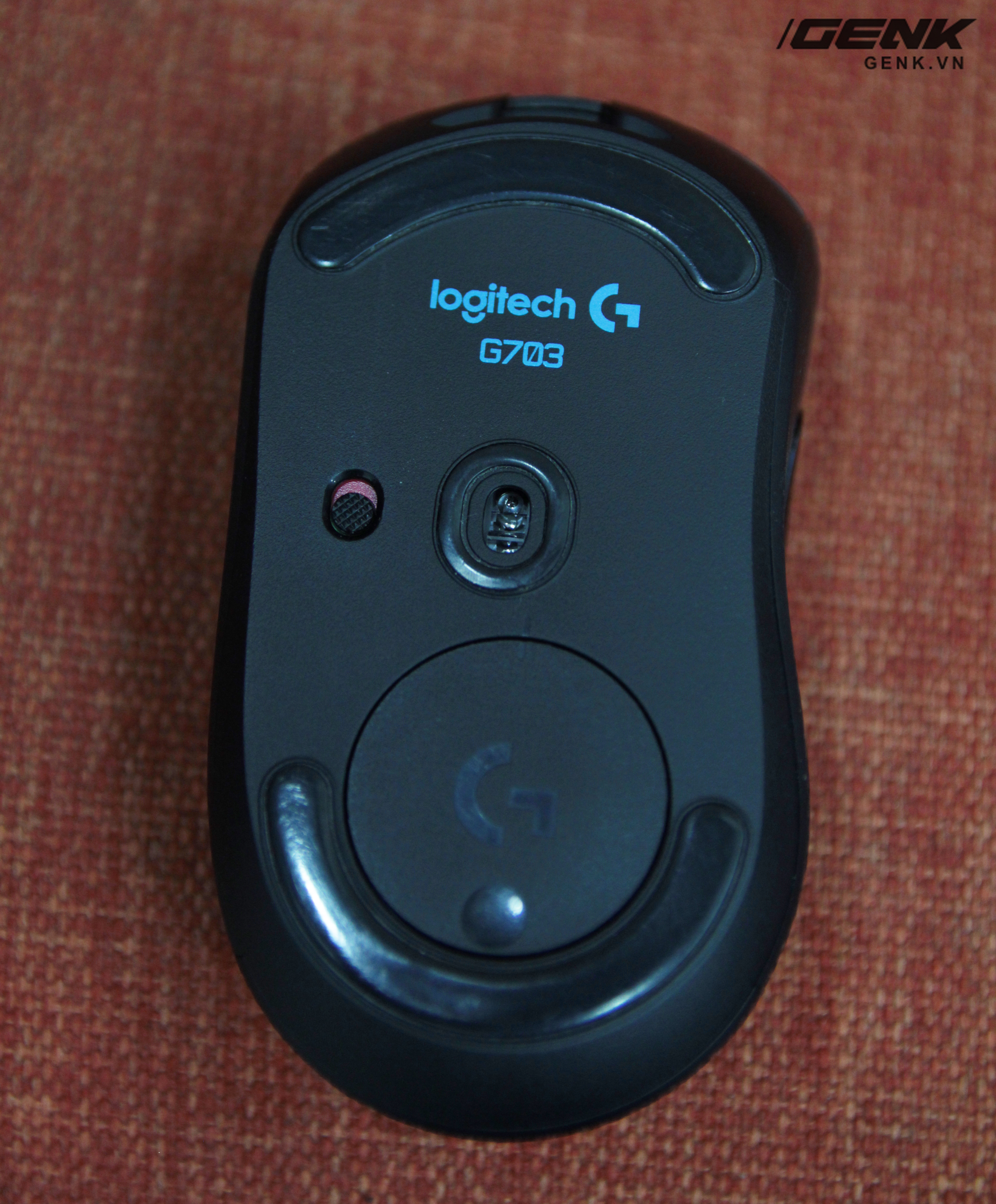  Mặt sau của chuột. Ở ph&iacute;a dưới l&agrave; vị tr&iacute; lắp tạ được đ&iacute;nh liền với chuột bằng nam ch&acirc;m b&ecirc;n trong. 