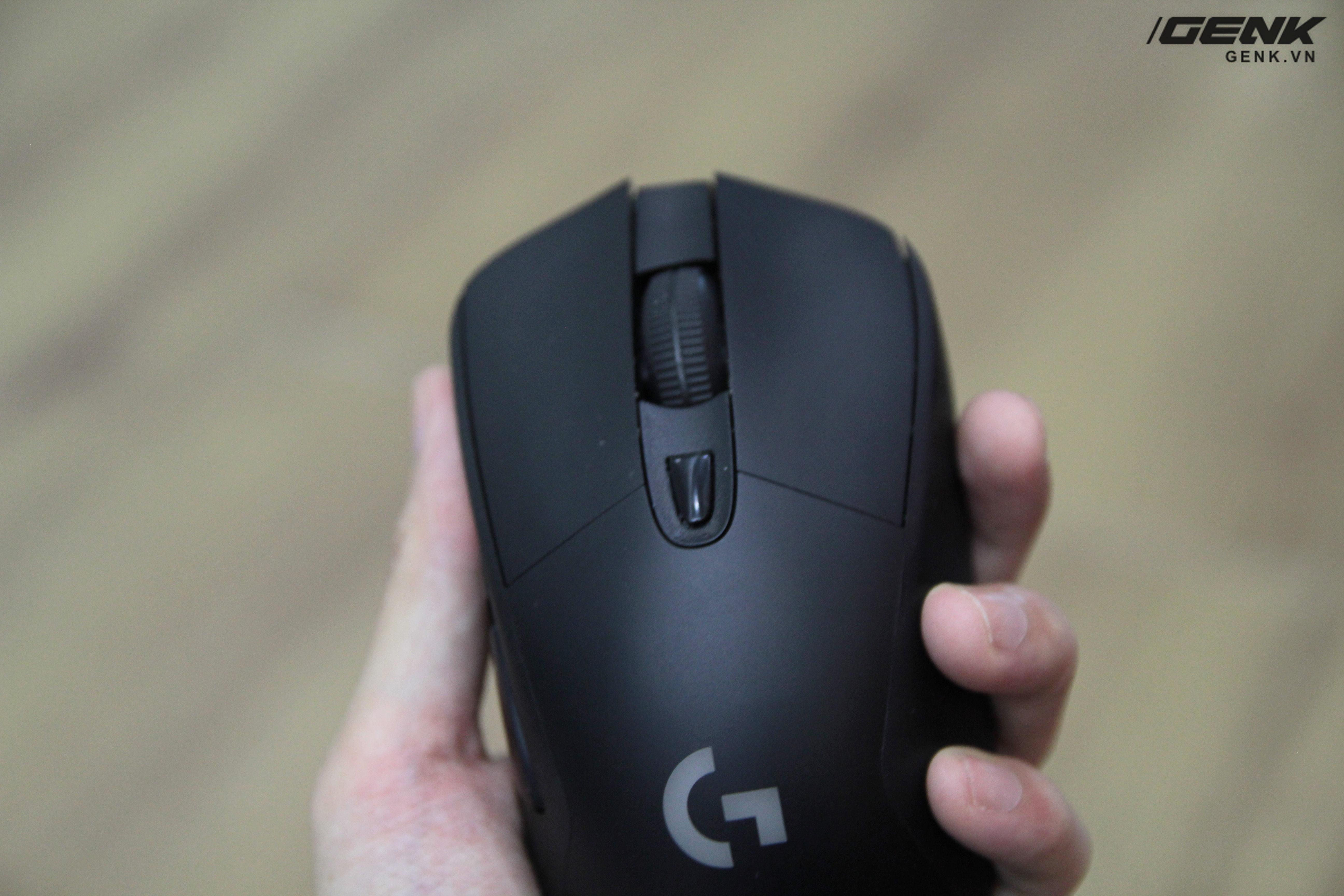  Hai ph&iacute;m tr&aacute;i phải được cắt rời ra khỏi phần th&acirc;n chuột, cho h&agrave;nh tr&igrave;nh bấm ngắn, đồng thời người sử dụng kh&ocirc;ng phải d&ugrave;ng nhiều lực để nhấn chuột. 